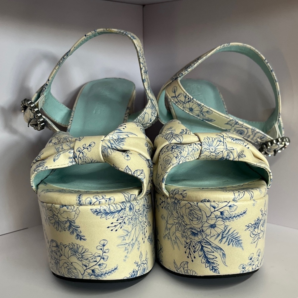 Sugar Thrillz Cream and Blue Floral Platforms Size 8
